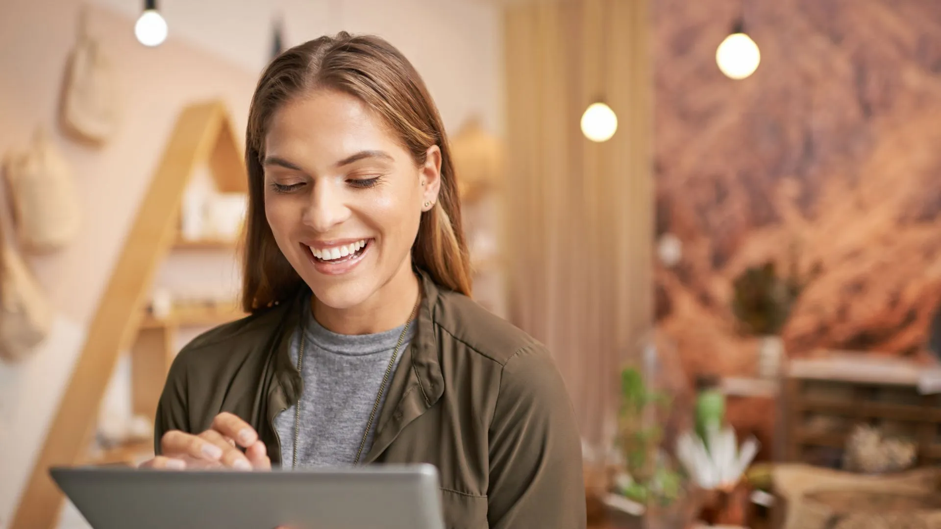Professionnelle utilisant une tablette dans son espace de travail