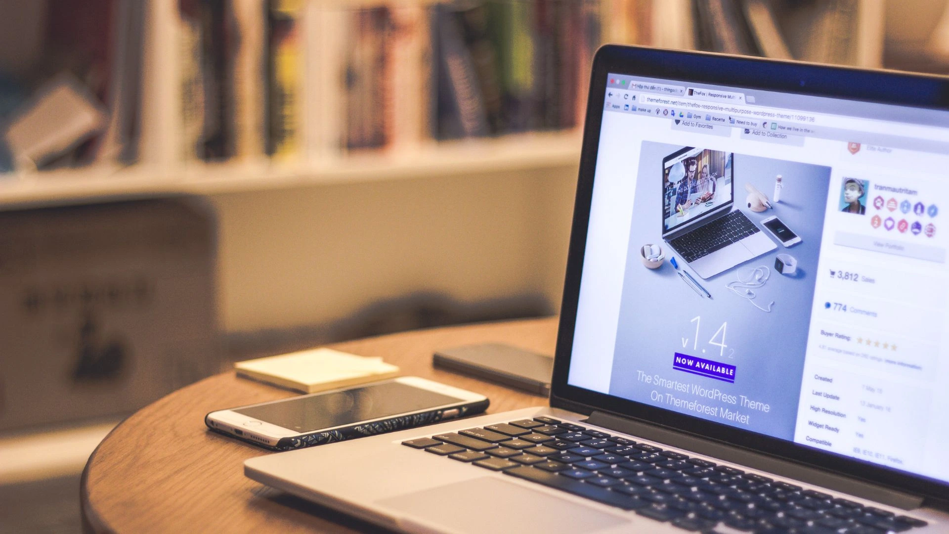 Ordinateur portable affichant un site WordPress sur un bureau