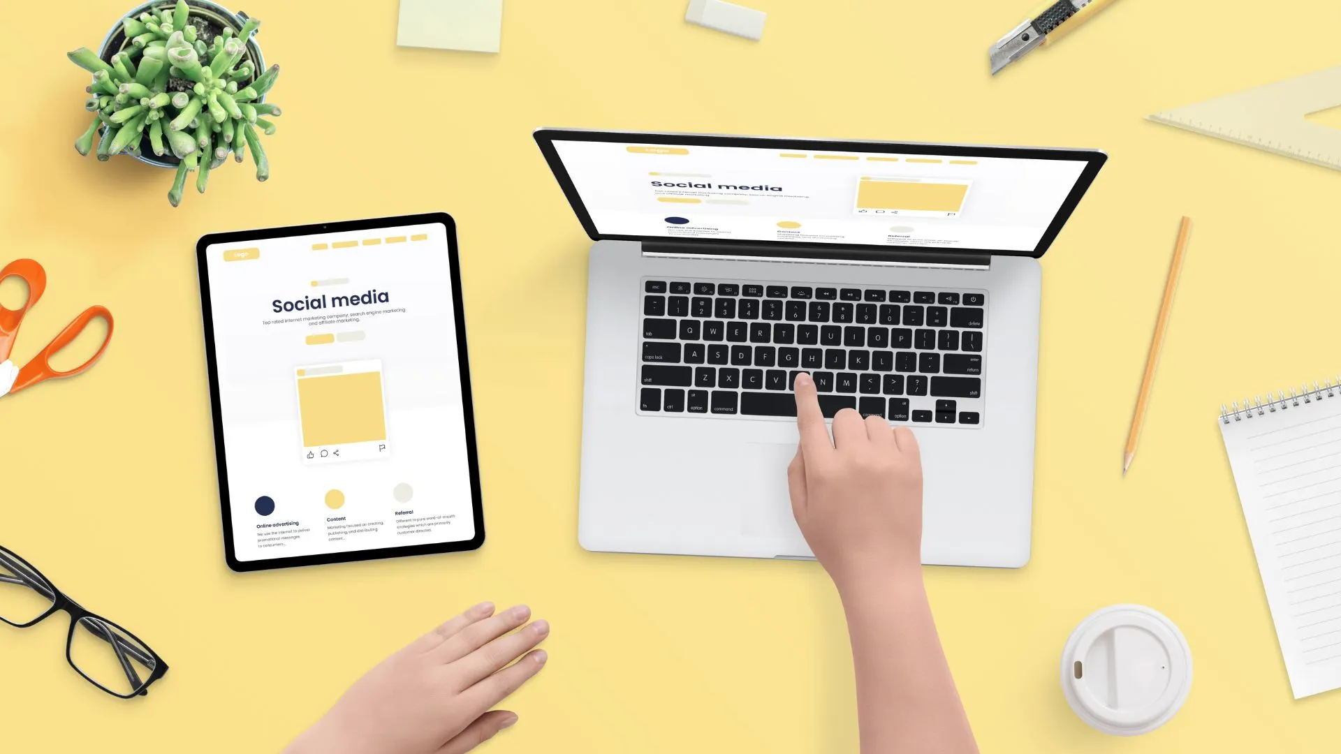 Ordinateur et tablette affichant une interface dédiée aux réseaux sociaux