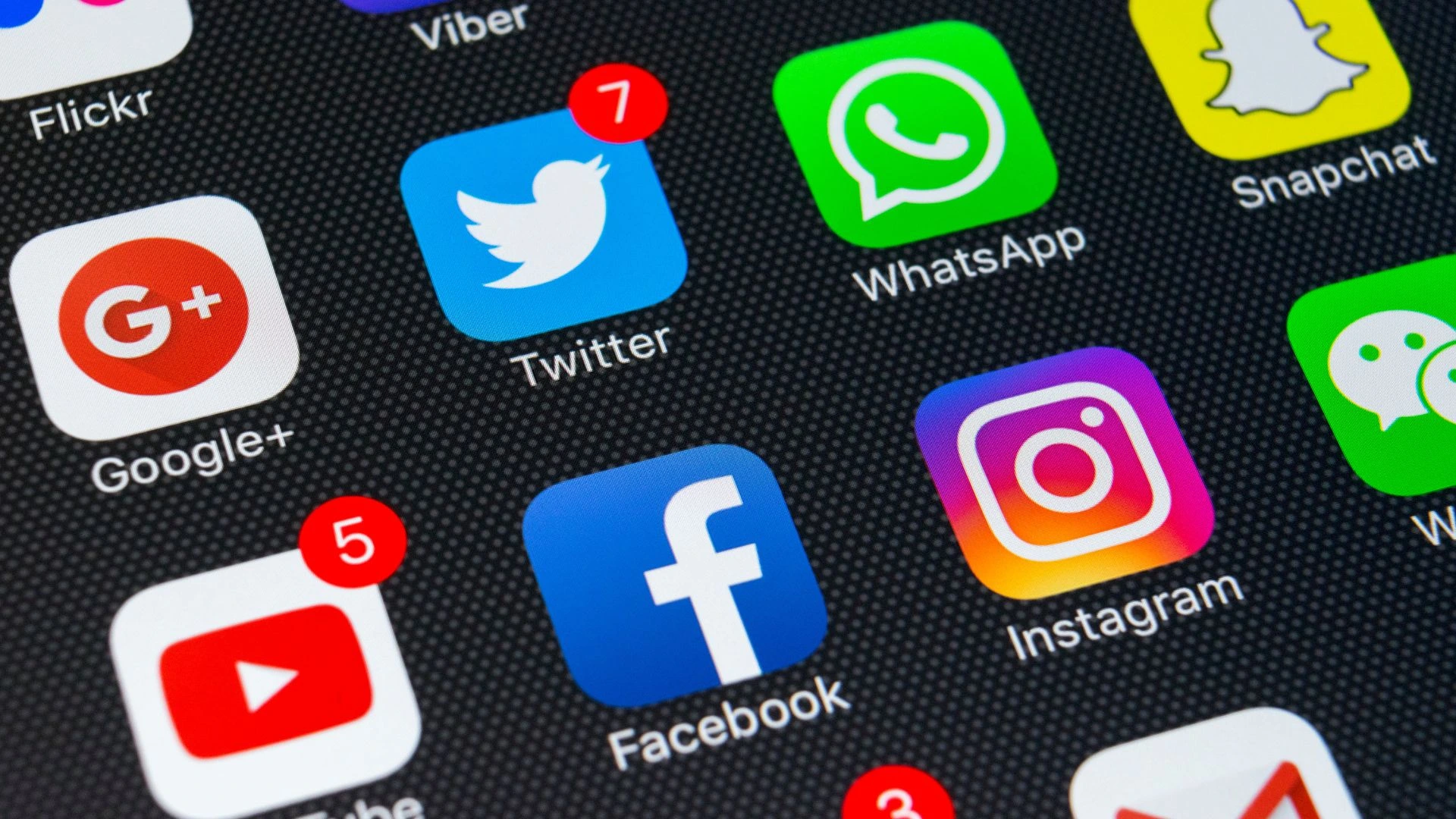 Icônes de plusieurs réseaux sociaux sur l’écran d’un smartphone