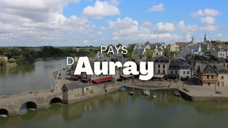 Vue de Saint-Goustan à Auray avec le logo Pays d’Auray