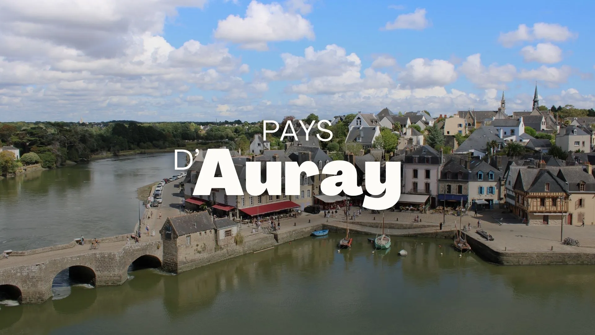 Vue de Saint-Goustan à Auray avec le logo Pays d’Auray