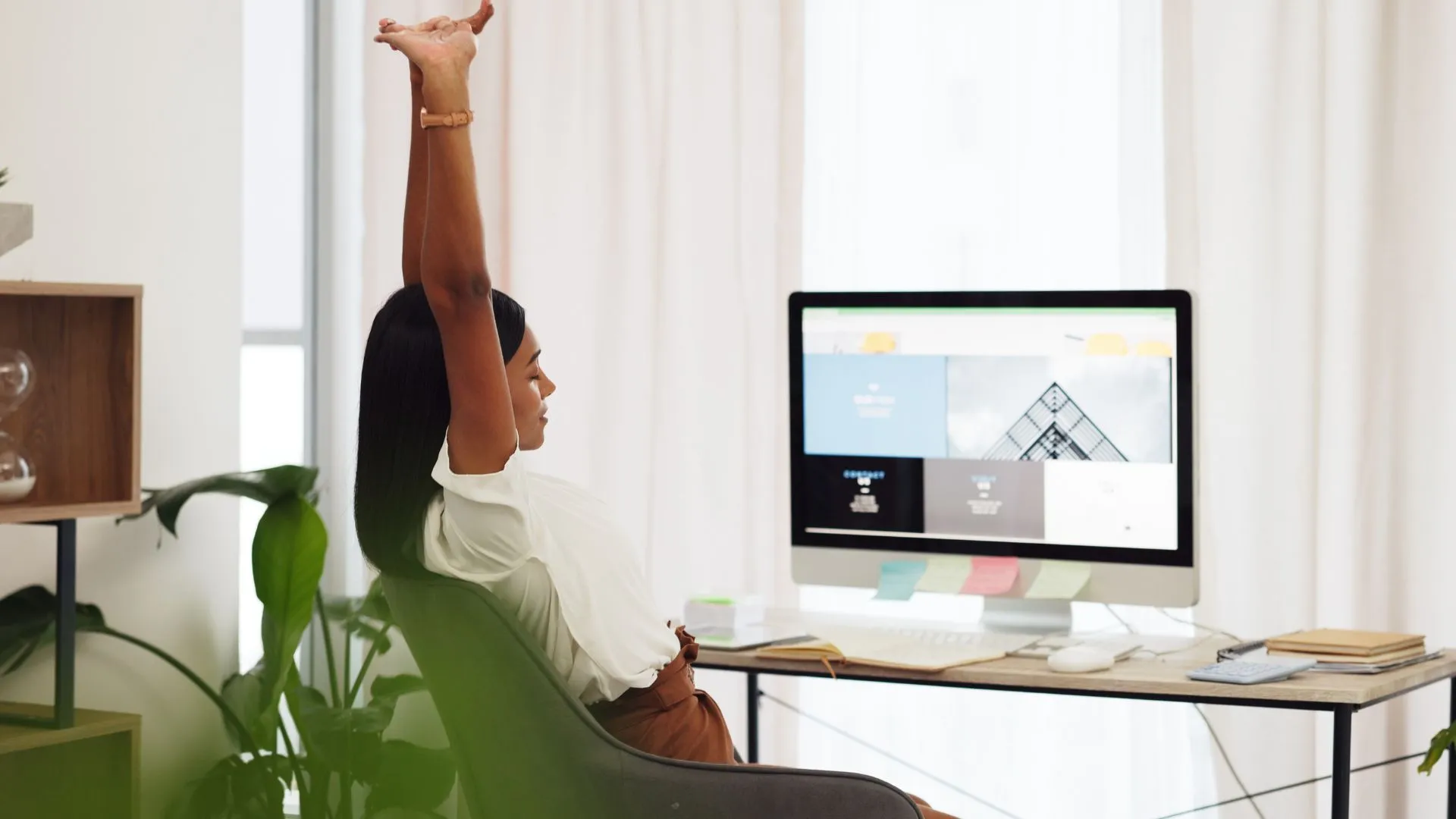 Femme travaillant devant un ordinateur affichant un site internet